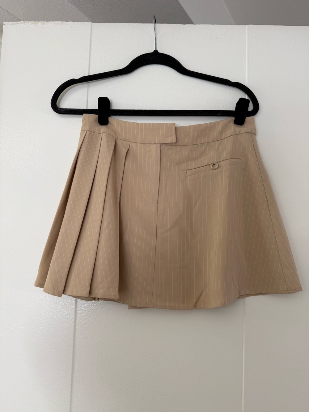 vestique Beige Pinstripe Pleated Mini Skirt